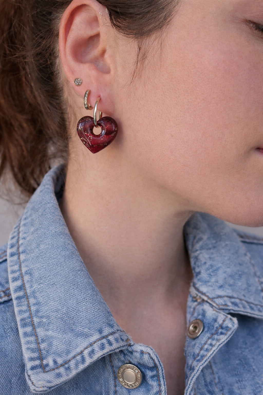 Boucles d’oreilles interchangeables petits cœurs rouge bordeaux pailletés dorés (vendues sans créoles)