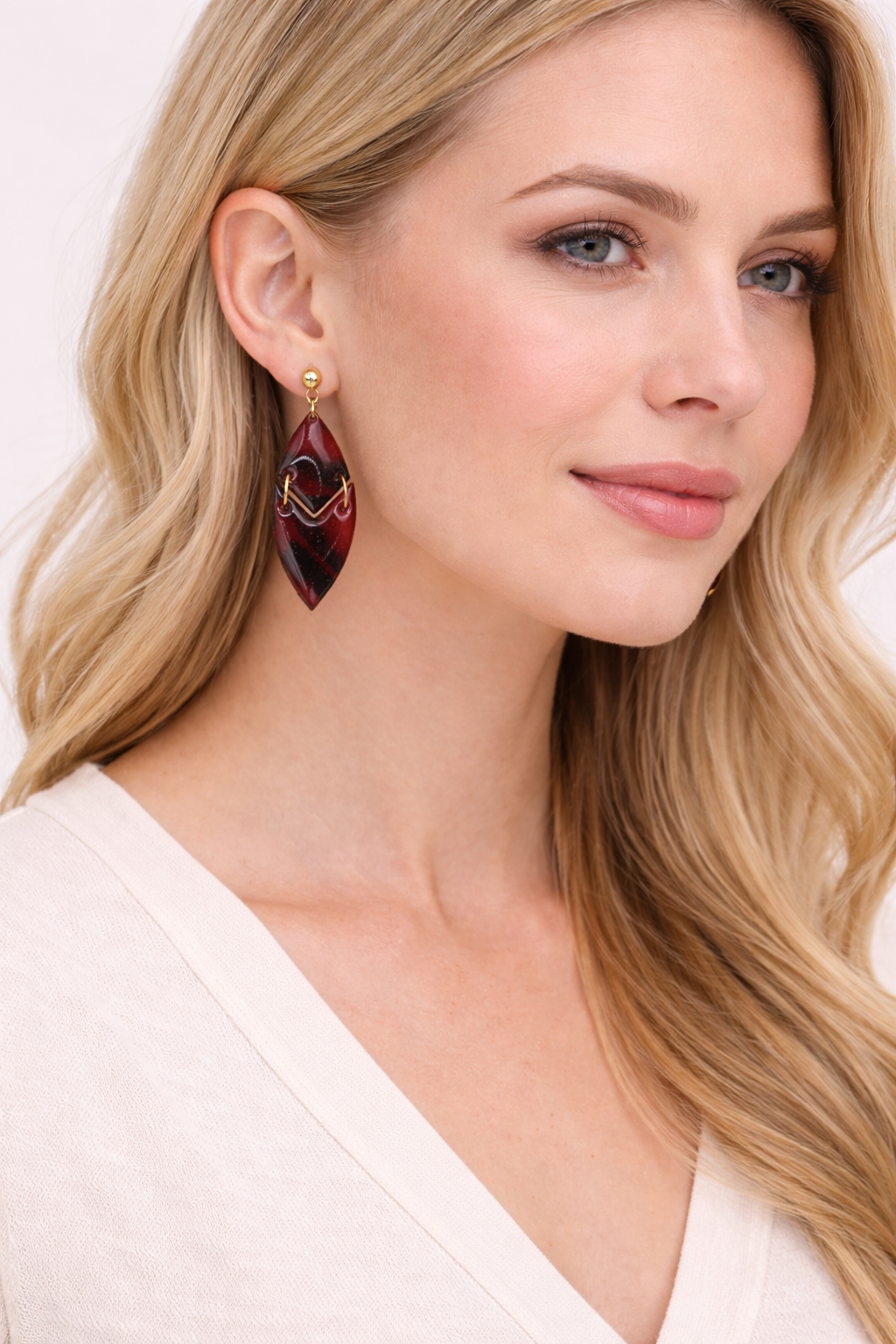 Boucles d’oreilles dorées LYRA Rouge Marbré – bijou femme