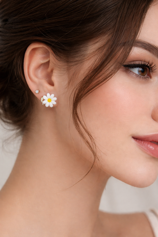 Boucles d’oreilles marguerites blanches – puces florales élégantes en pâte polymère