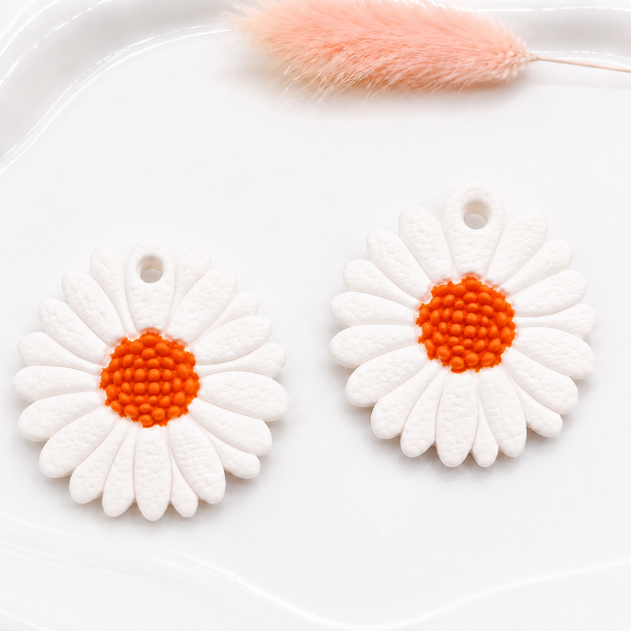 Pampilles marguerites oranges – boucles d’oreilles interchangeables femme (vendues sans créoles)