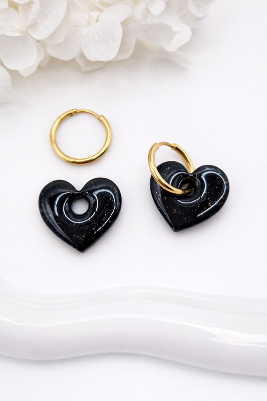 Boucles d’oreilles interchangeables petits cœurs noirs pailletés dorés (vendues sans créoles)