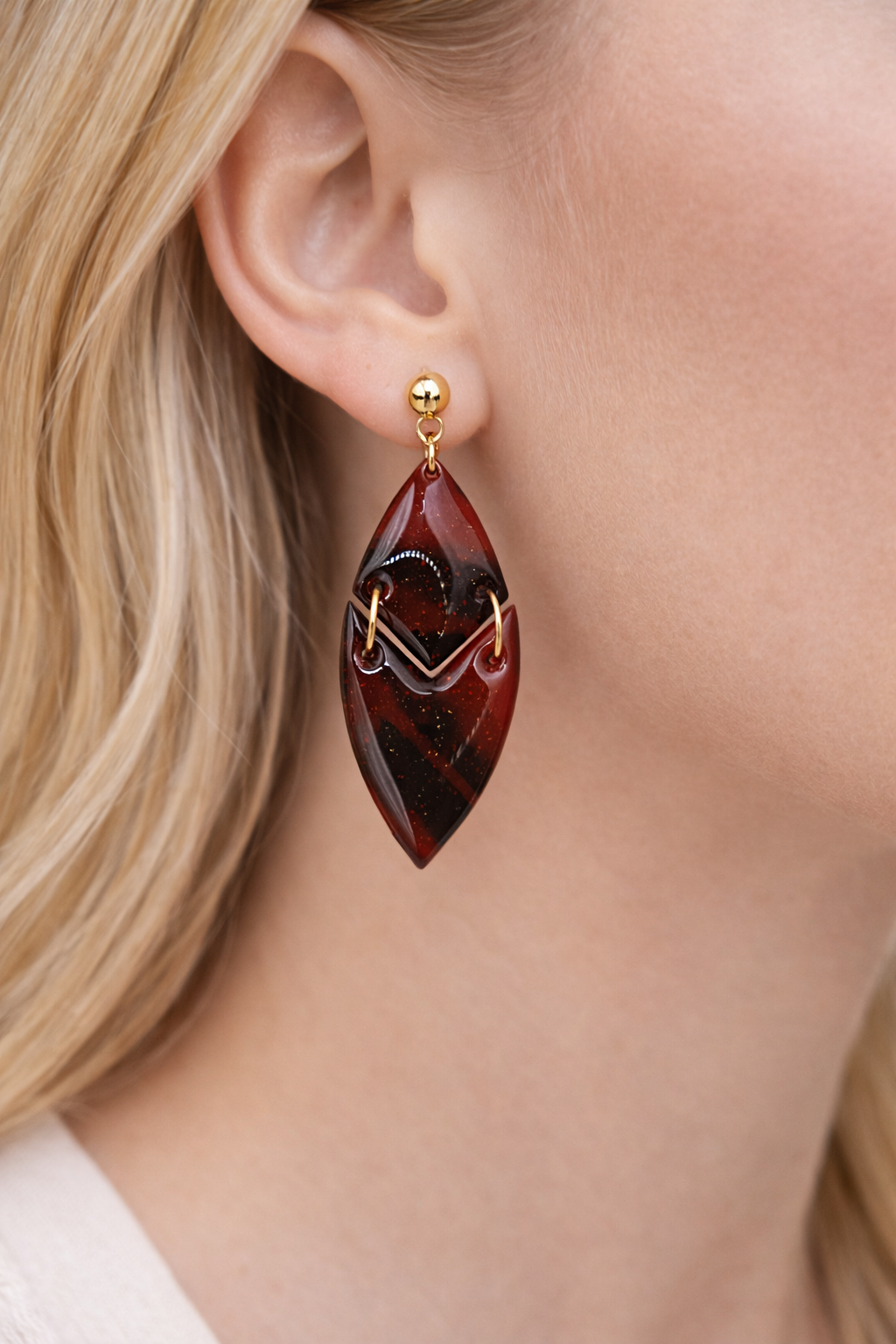 Boucles d’oreilles dorées LYRA Rouge Marbré – bijou femme