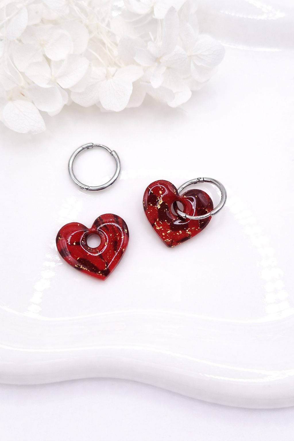 Boucles d'oreilles interchangeables petits cœurs rouge rubis marbrés – (vendues sans créoles)