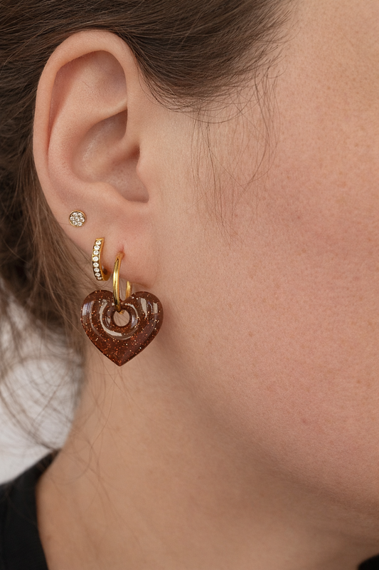 Boucles d’oreilles interchangeables petits cœurs marron pailletés – (vendues sans créoles)