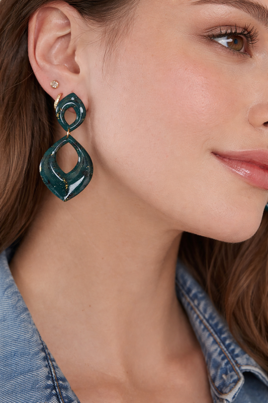 Boucles d’oreilles dorées ARÈS vert sapin – bijou femme