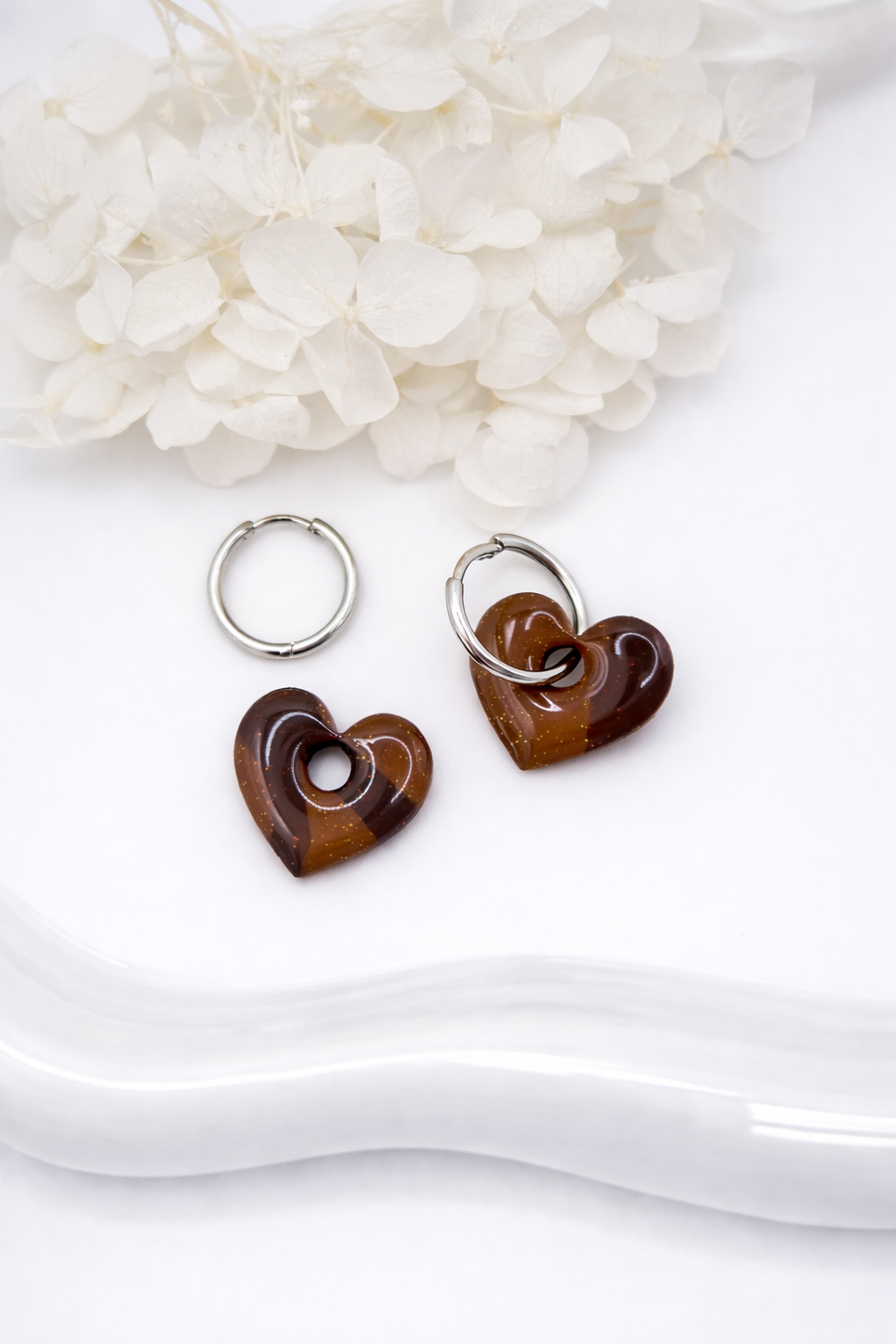 Boucles d’oreilles interchangeables petits cœurs marron pailletés TIGRA – (vendues sans créoles)