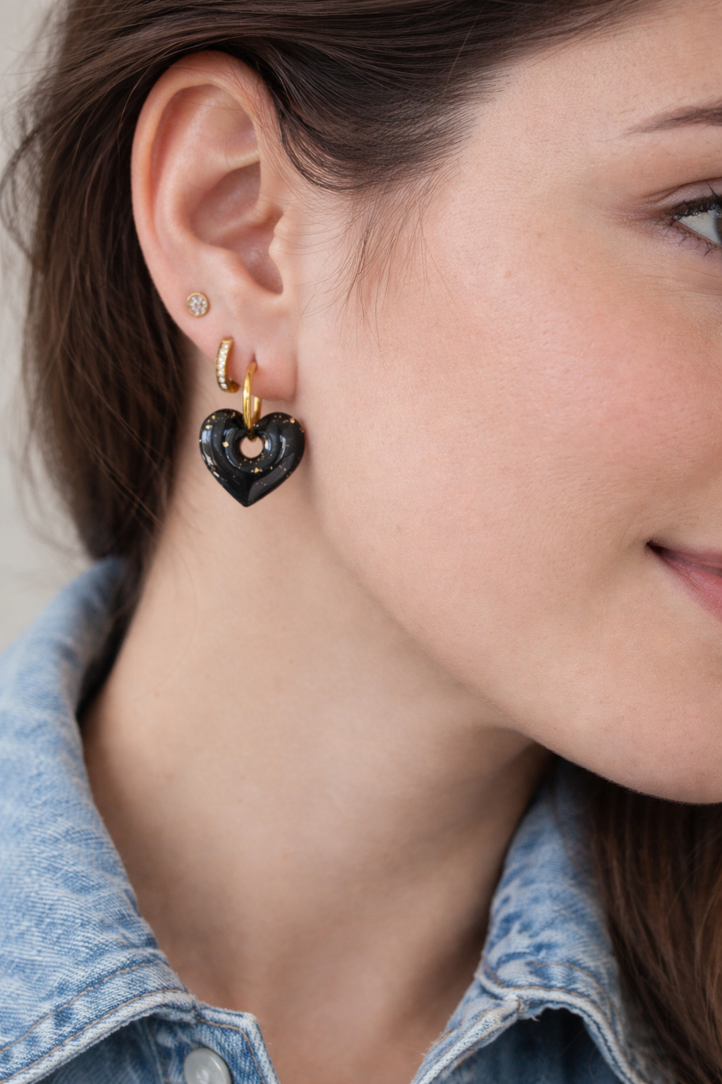 Boucles d’oreilles interchangeables petits cœurs noirs pailletés or (vendues sans créoles)