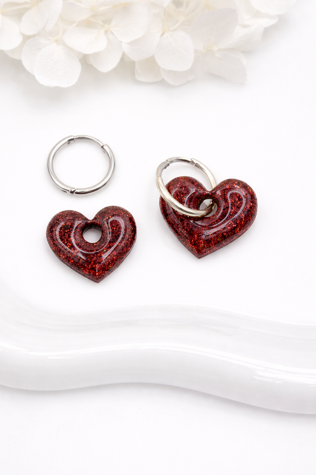 Boucles d’oreilles interchangeables petits cœurs marron pailletés – (vendues sans créoles)