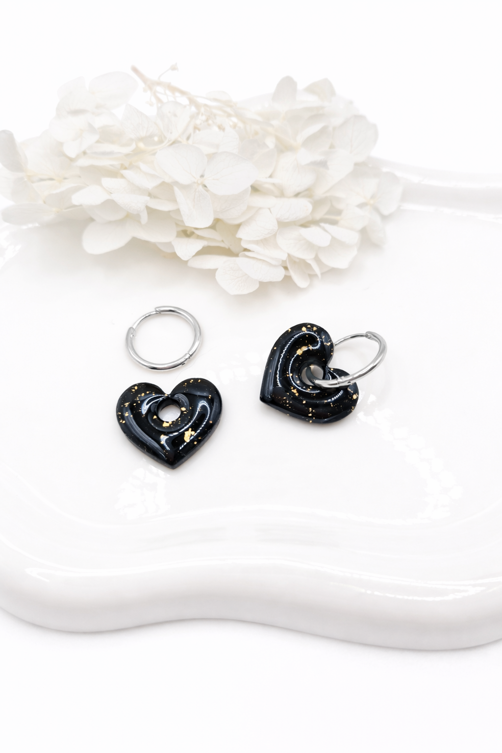 Boucles d’oreilles interchangeables petits cœurs noirs pailletés or (vendues sans créoles)