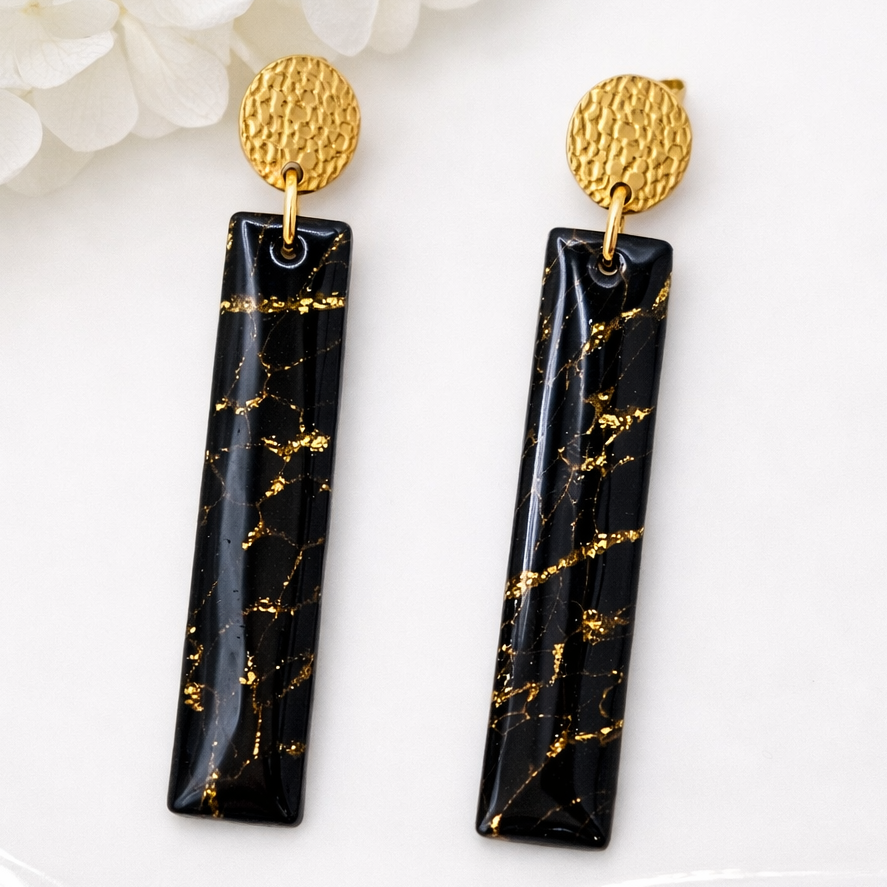 Boucles d’oreilles pendantes dorées femme NOIR ÉCLAT – Noir marbré et éclats dorés.