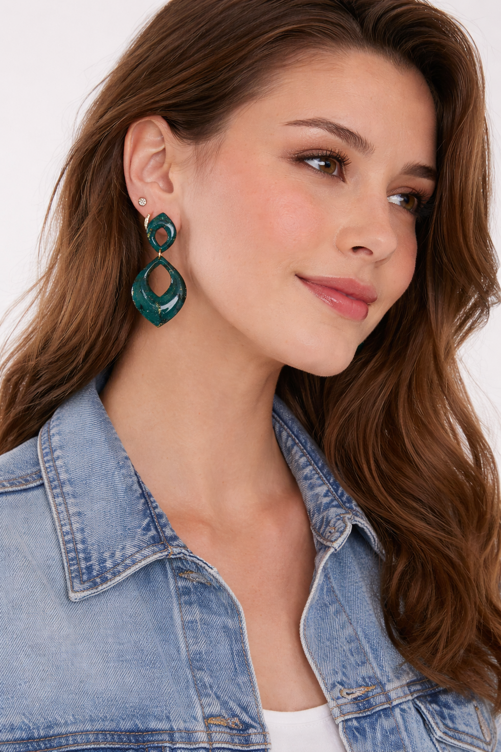 Boucles d’oreilles dorées ARÈS vert sapin – bijou femme
