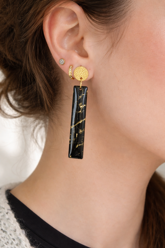 Boucles d’oreilles pendantes dorées femme NOIR ÉCLAT – Noir marbré et éclats dorés.