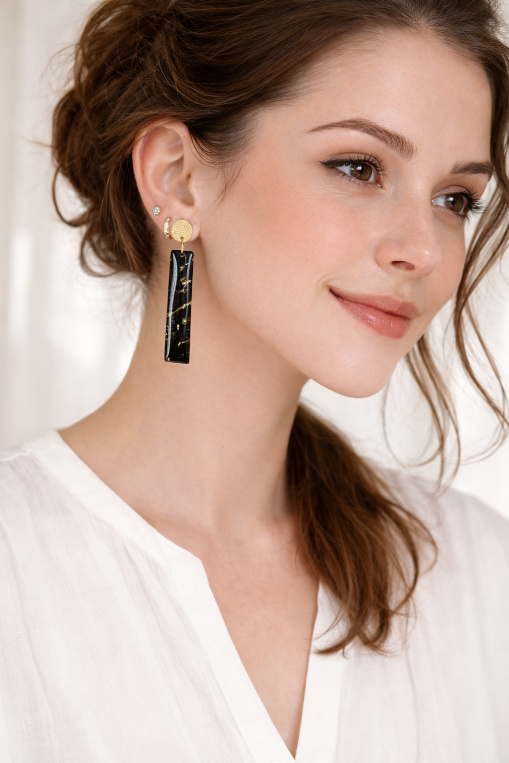 Boucles d’oreilles pendantes dorées femme NOIR ÉCLAT – Noir marbré et éclats dorés.
