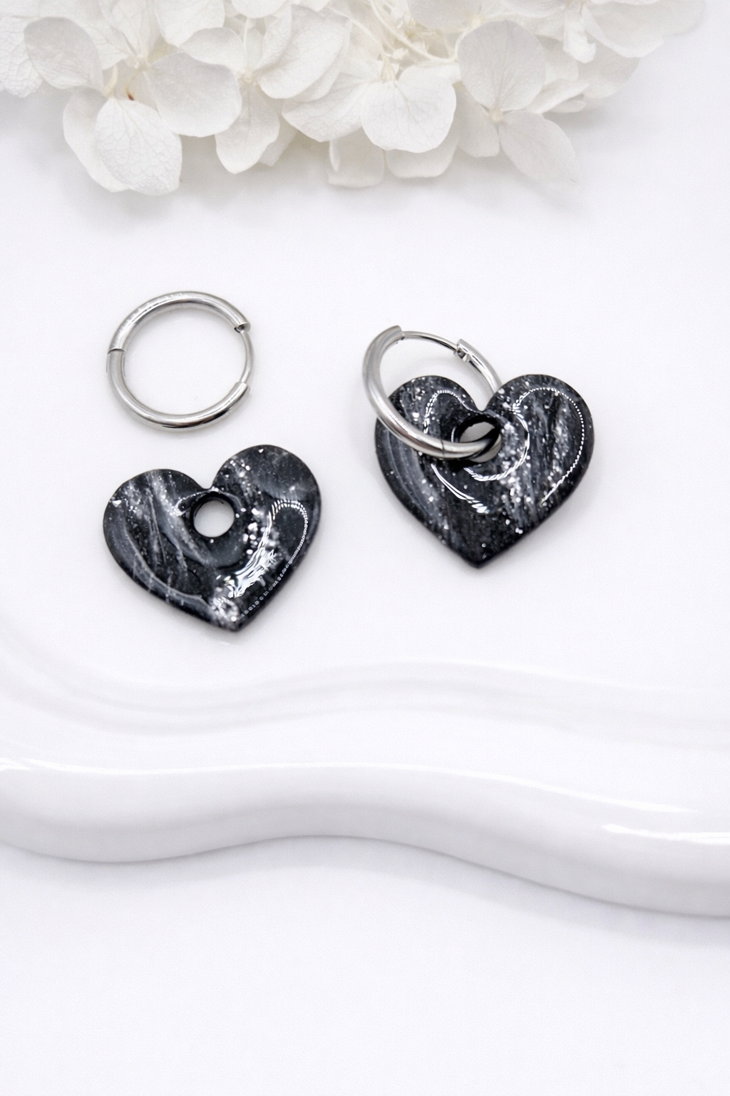 Boucles d’oreilles interchangeables cœurs noirs et argentés (vendues sans créoles)