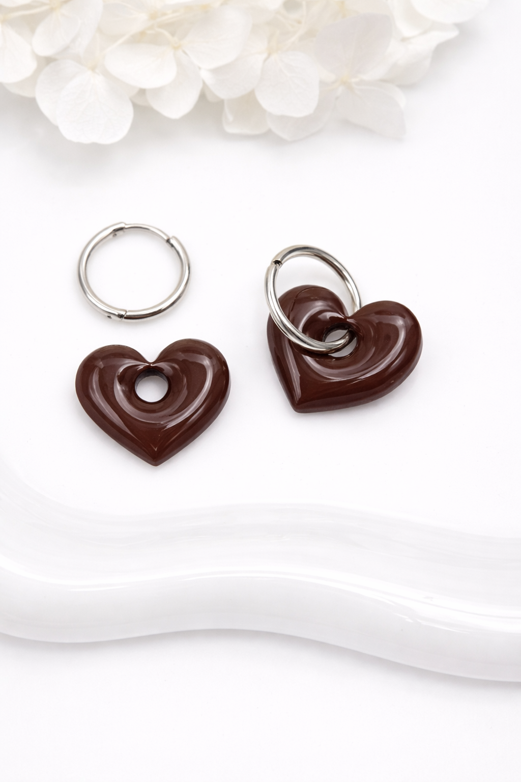 Boucles d'oreilles interchangeables petits cœurs marron chocolat – (vendues sans créoles)