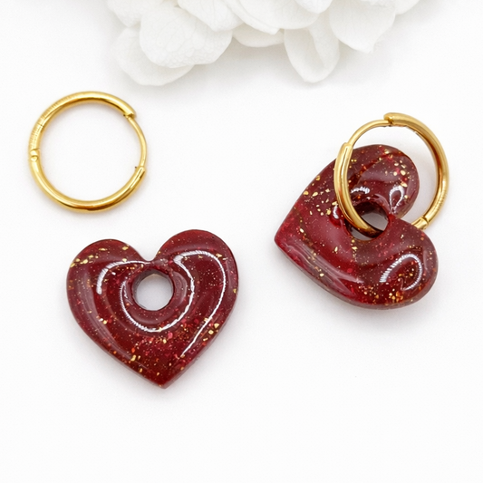 Boucles d’oreilles interchangeables petits cœurs rouge bordeaux pailletés dorés (vendues sans créoles)
