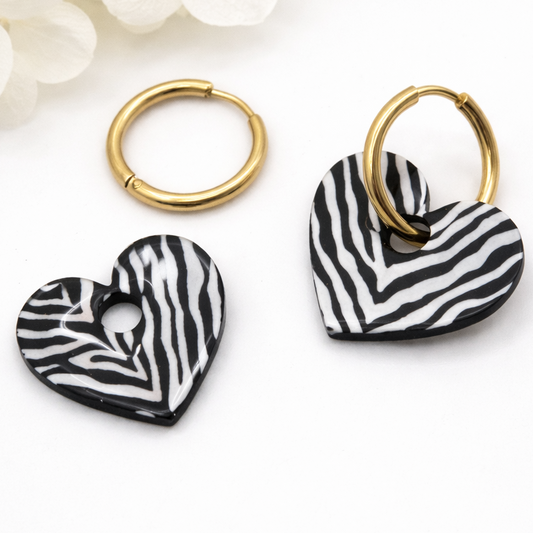Boucles d’oreilles interchangeables cœurs zèbre noirs et blancs (vendues sans créoles)