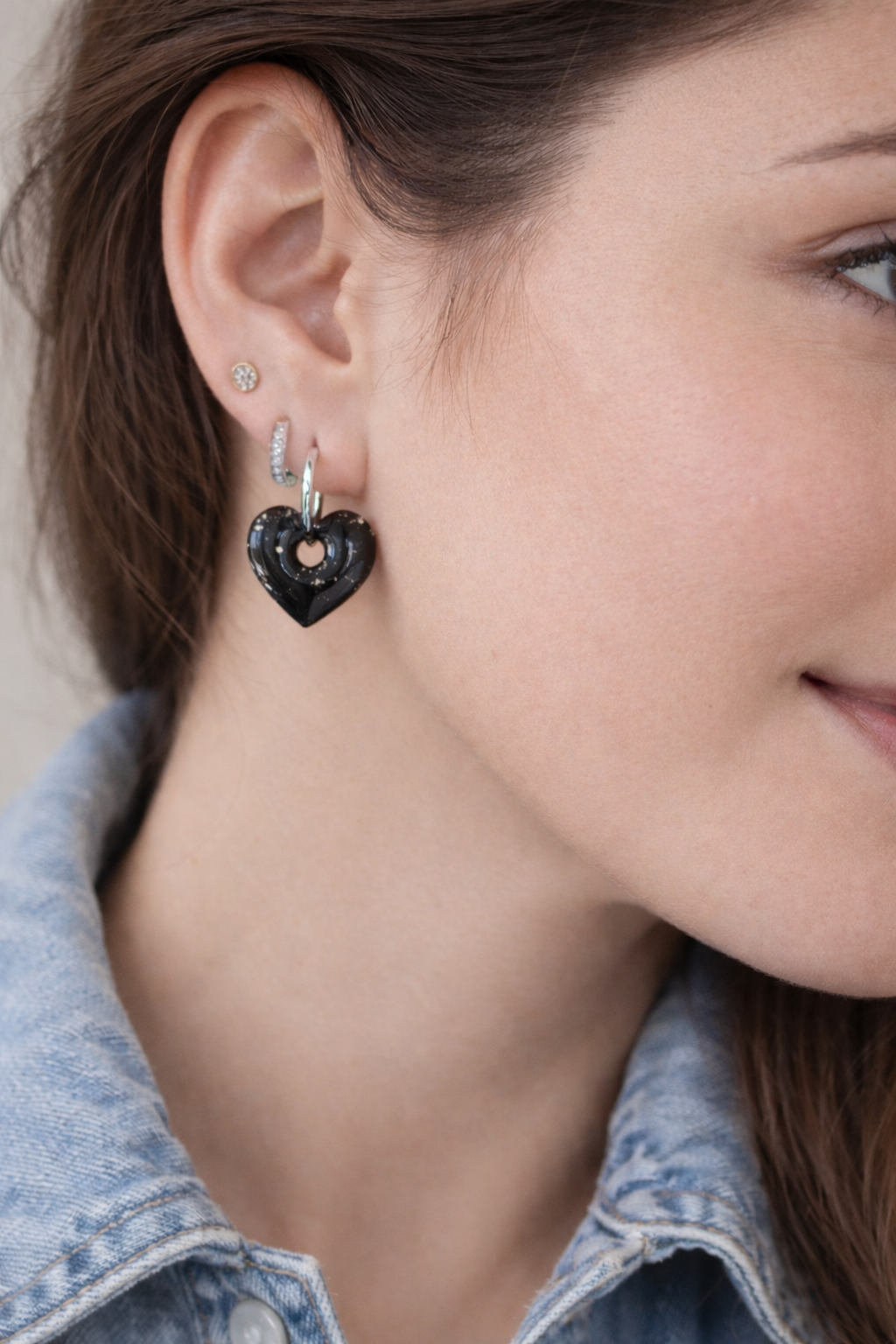 Boucles d’oreilles interchangeables petits cœurs noirs pailletés or (vendues sans créoles)
