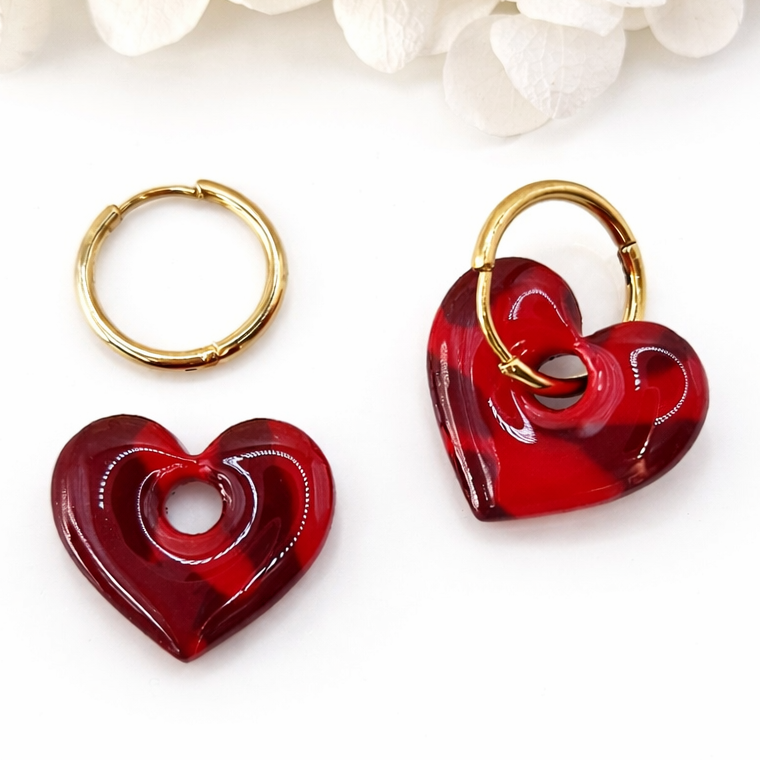 Boucles d'oreilles interchangeables petits cœurs rouge rubis marbrés – (vendues sans créoles)
