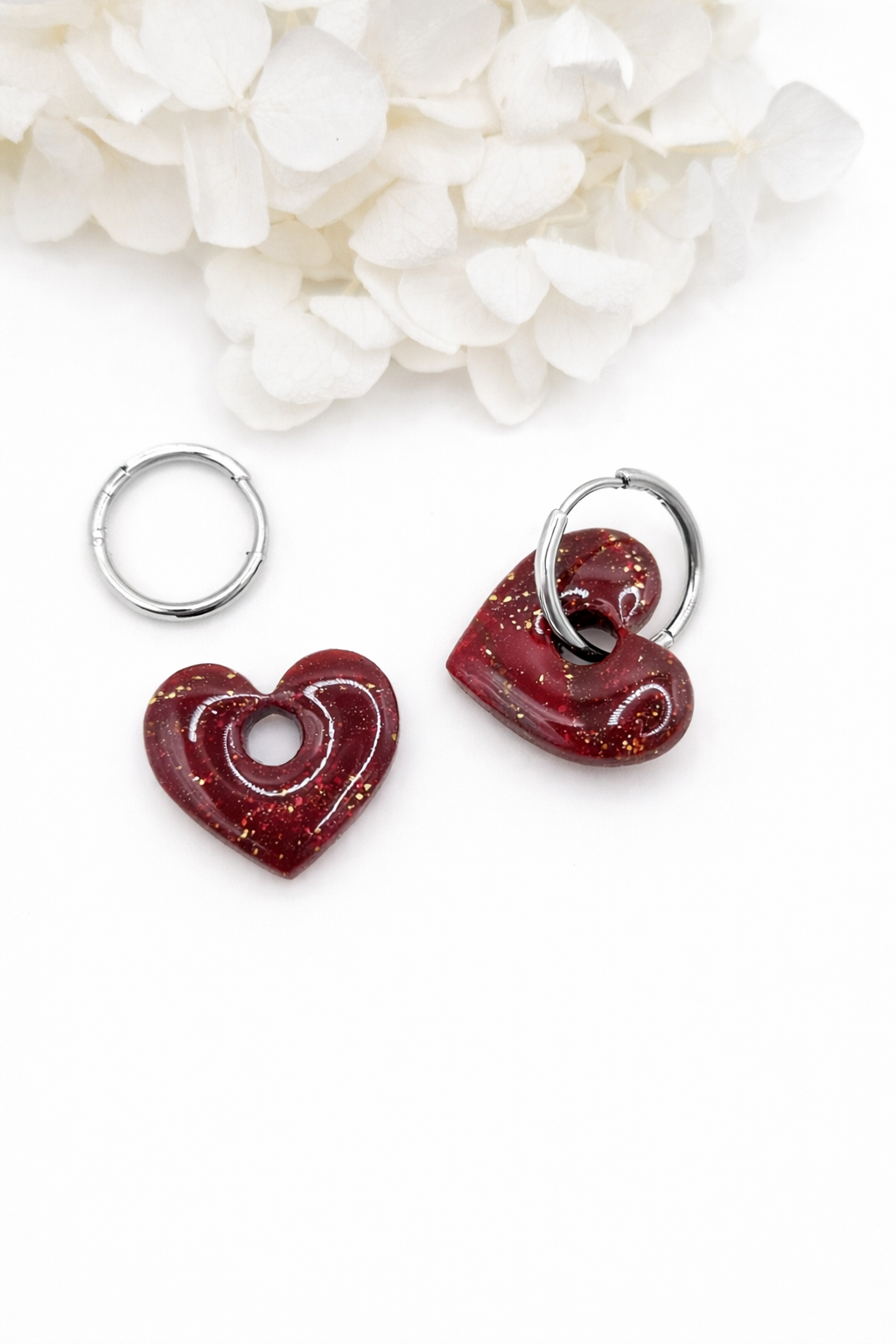 Boucles d’oreilles interchangeables petits cœurs rouge bordeaux pailletés dorés (vendues sans créoles)