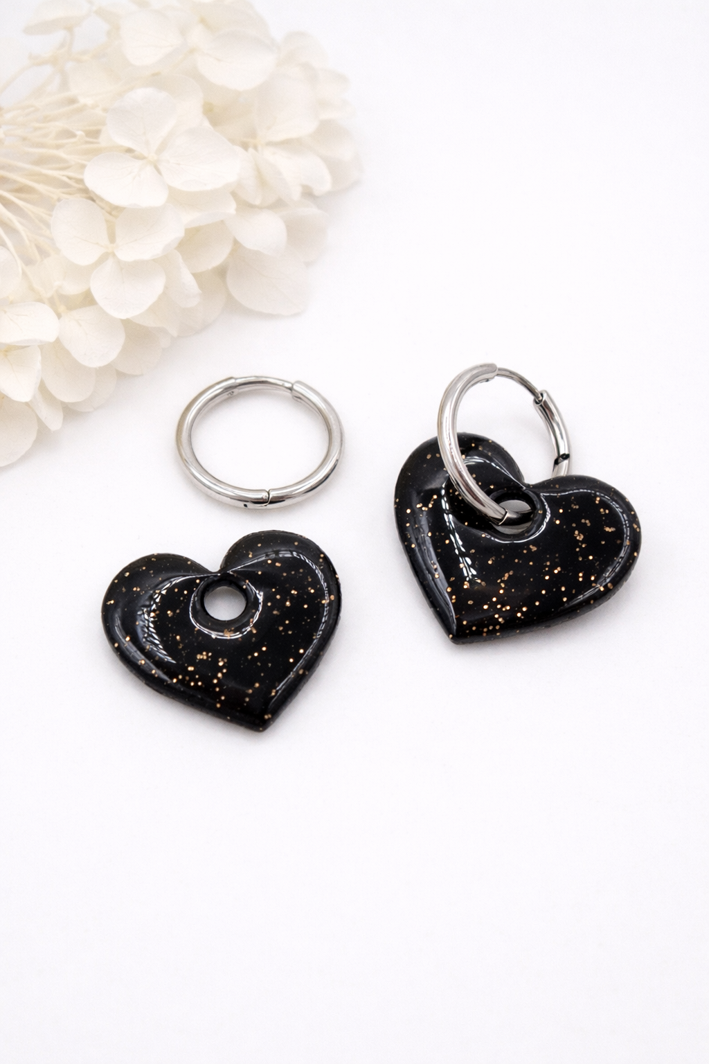 Boucles d’oreilles interchangeables cœurs noirs pailletés dorés (vendues sans créoles)