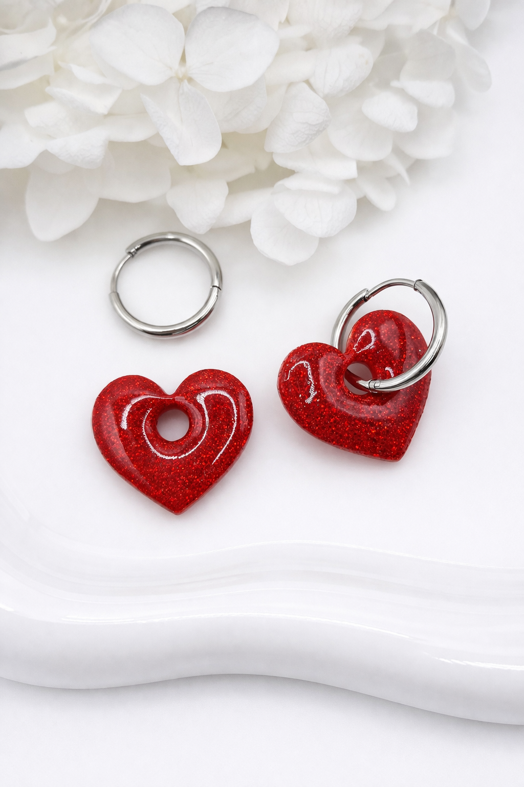 Boucles d’oreilles interchangeables petits cœurs rouges pailletés (vendues sans créoles)