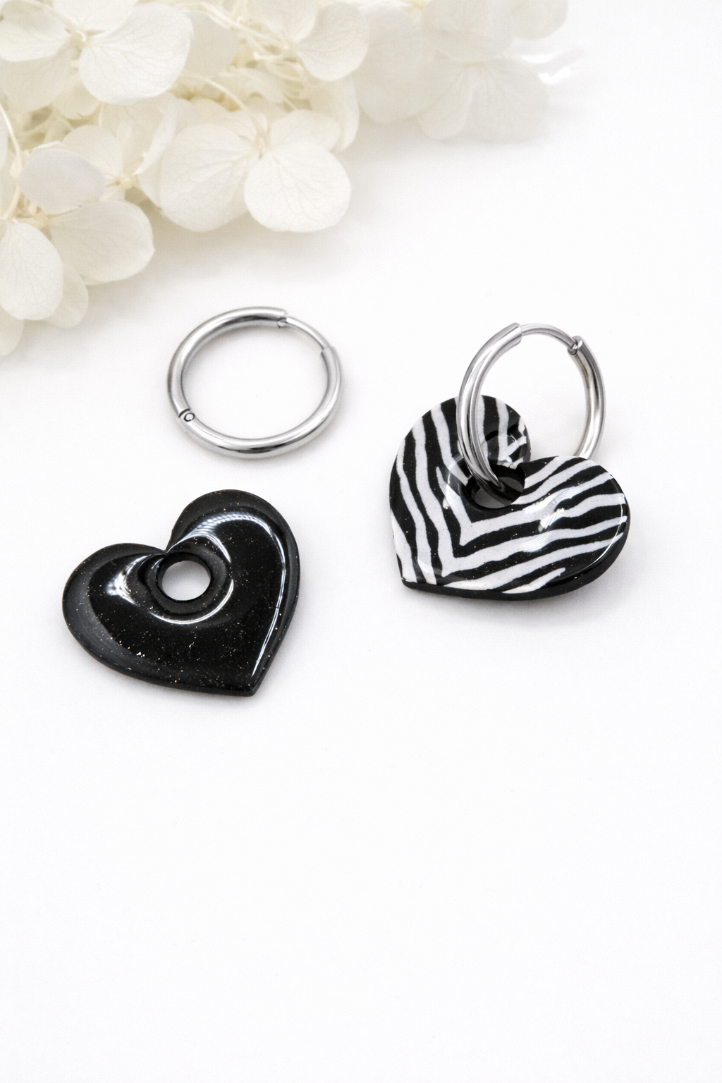 Boucles d’oreilles interchangeables cœurs zèbre noirs et blancs (vendues sans créoles)