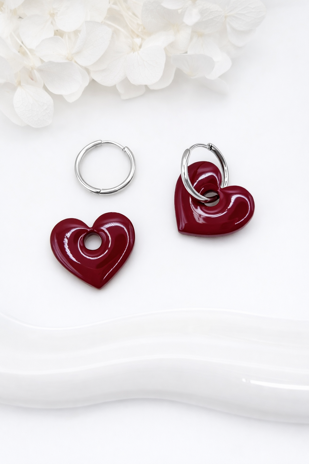 Boucles d’oreilles interchangeables petits cœurs bordeaux – (vendues sans créoles)
