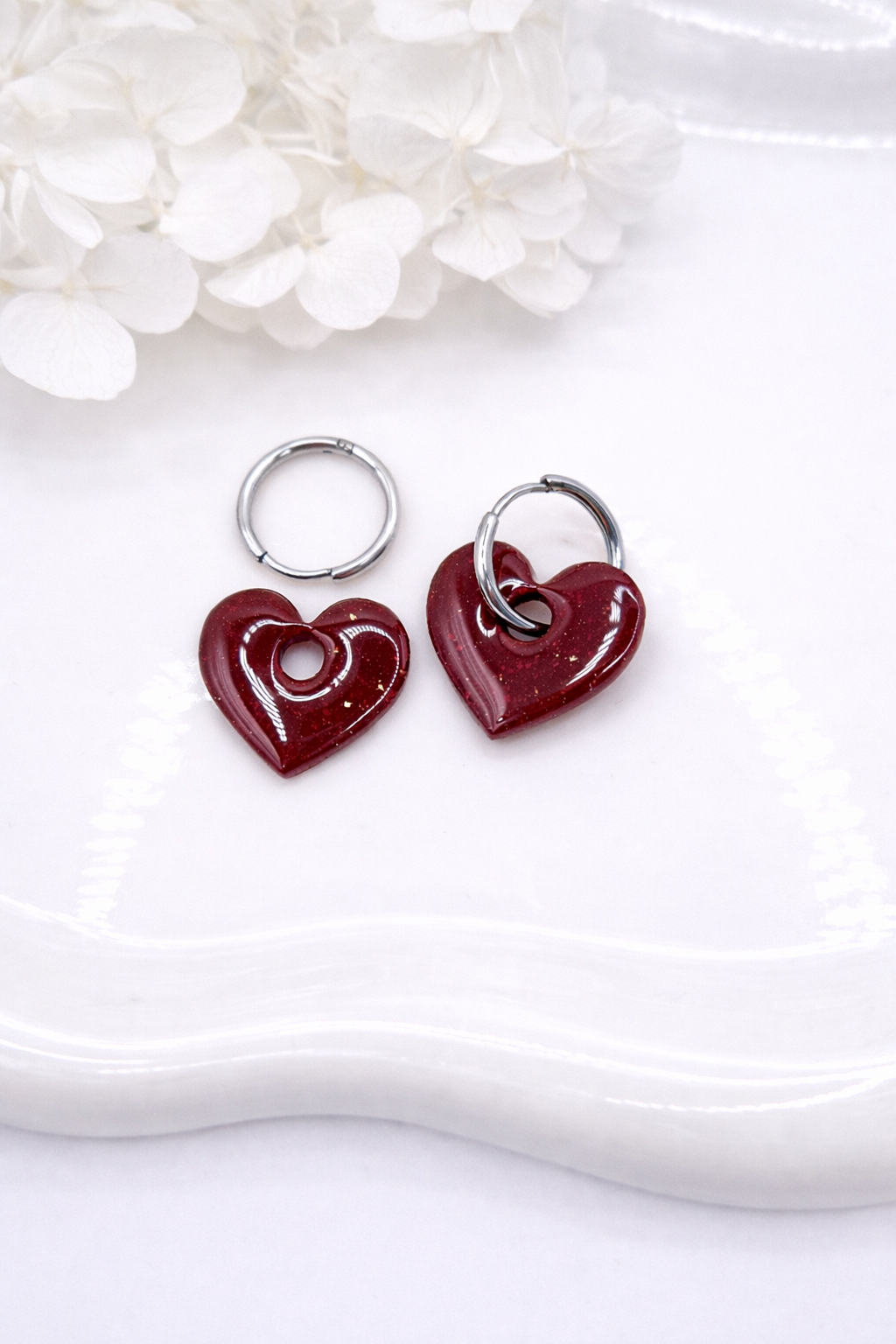 Boucles d’oreilles interchangeables petits cœurs grenat pailletés (vendues sans créoles)