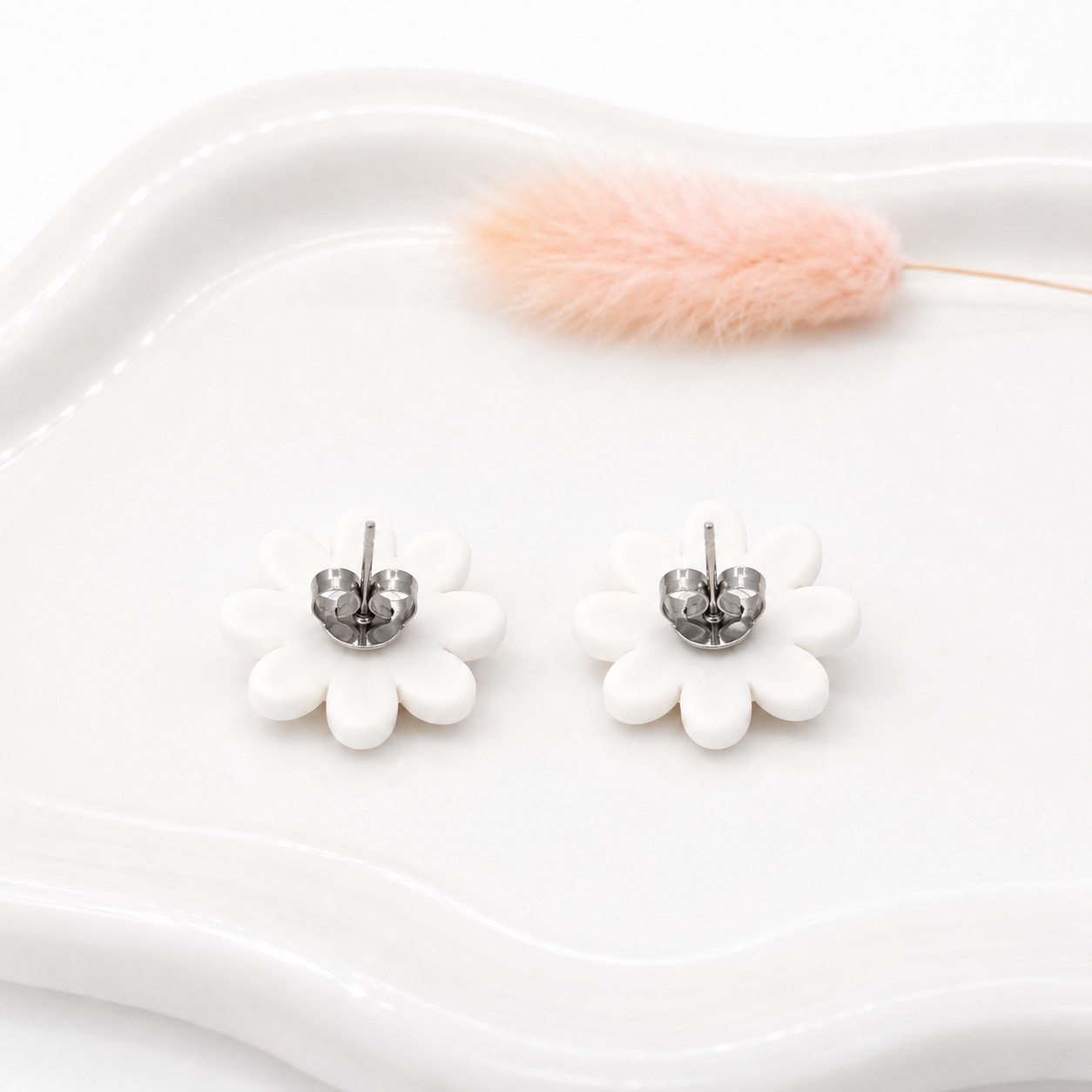 Boucles d’oreilles marguerites choix couleurs – puces florales élégantes en pâte polymère