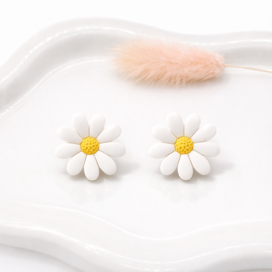 Boucles d’oreilles marguerites blanches – puces florales élégantes en pâte polymère