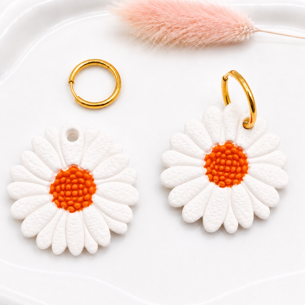 Pampilles marguerites oranges – boucles d’oreilles interchangeables femme (vendues sans créoles)