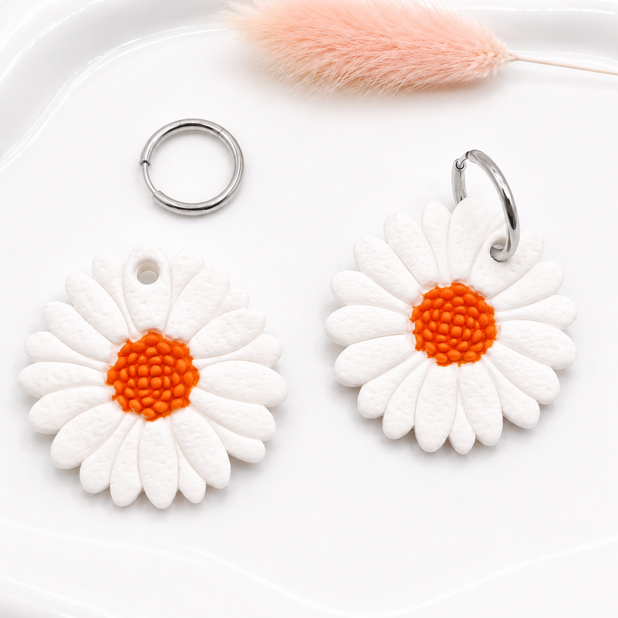 Pampilles marguerites oranges – boucles d’oreilles interchangeables femme (vendues sans créoles)