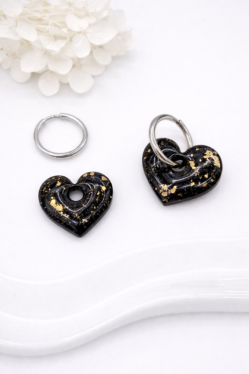Boucles d'oreilles interchangeables cœurs noir pailleté or – (vendues sans créoles)