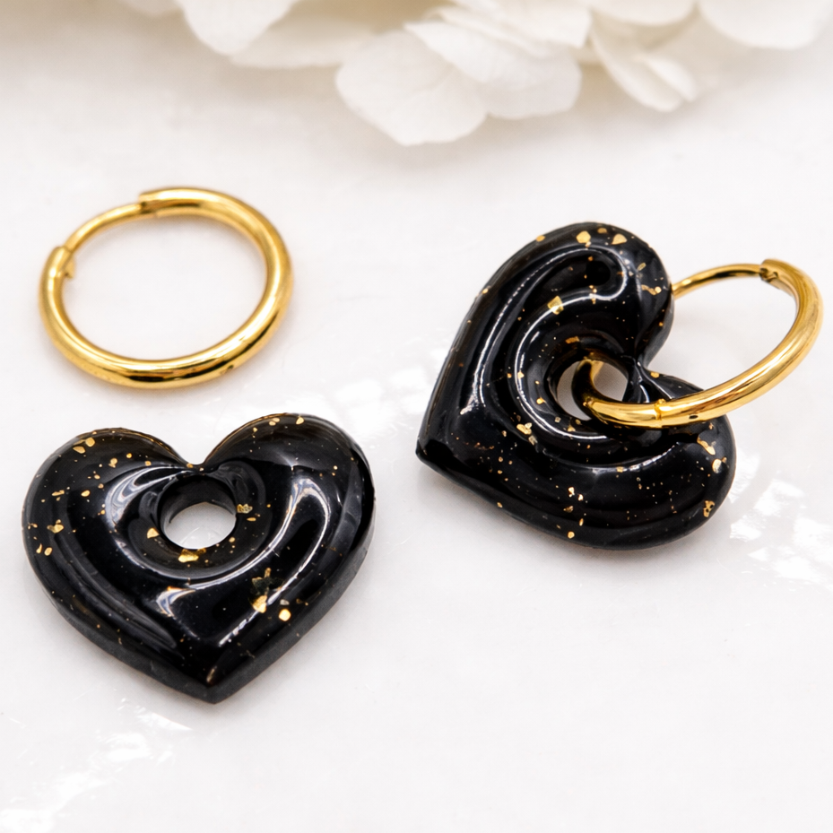 Boucles d’oreilles interchangeables petits cœurs noirs pailletés or (vendues sans créoles)