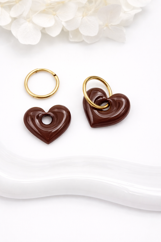 Boucles d'oreilles interchangeables petits cœurs marron chocolat – (vendues sans créoles)