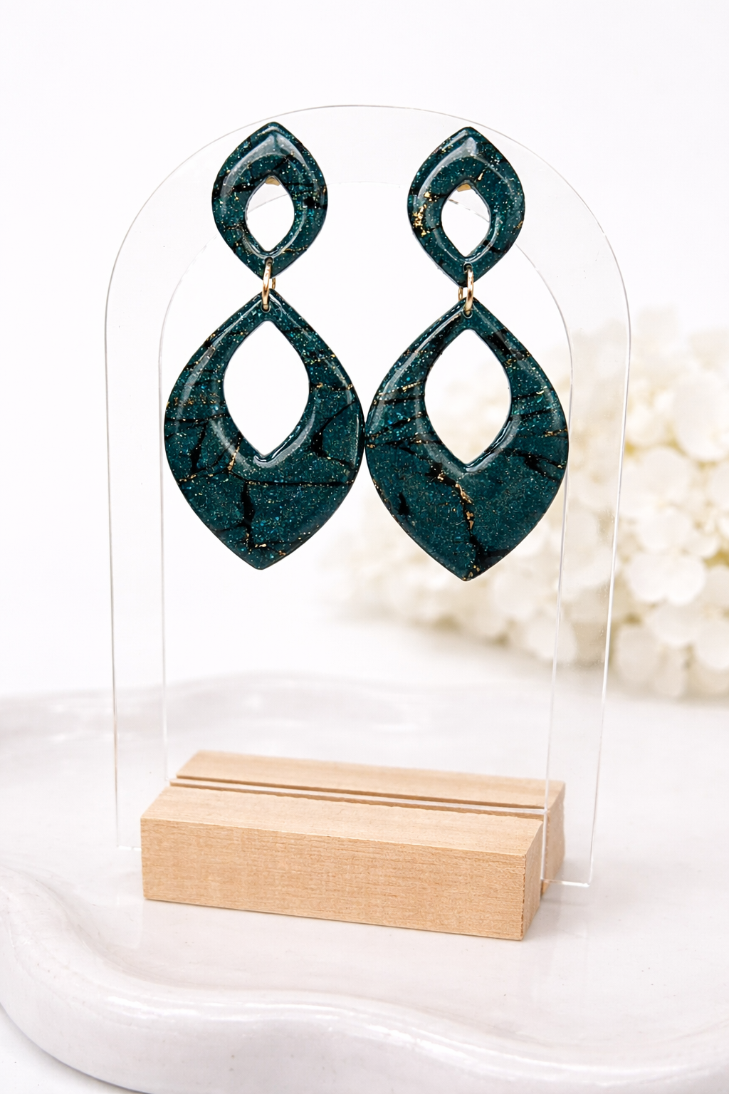 Boucles d’oreilles dorées ARÈS vert sapin – bijou femme