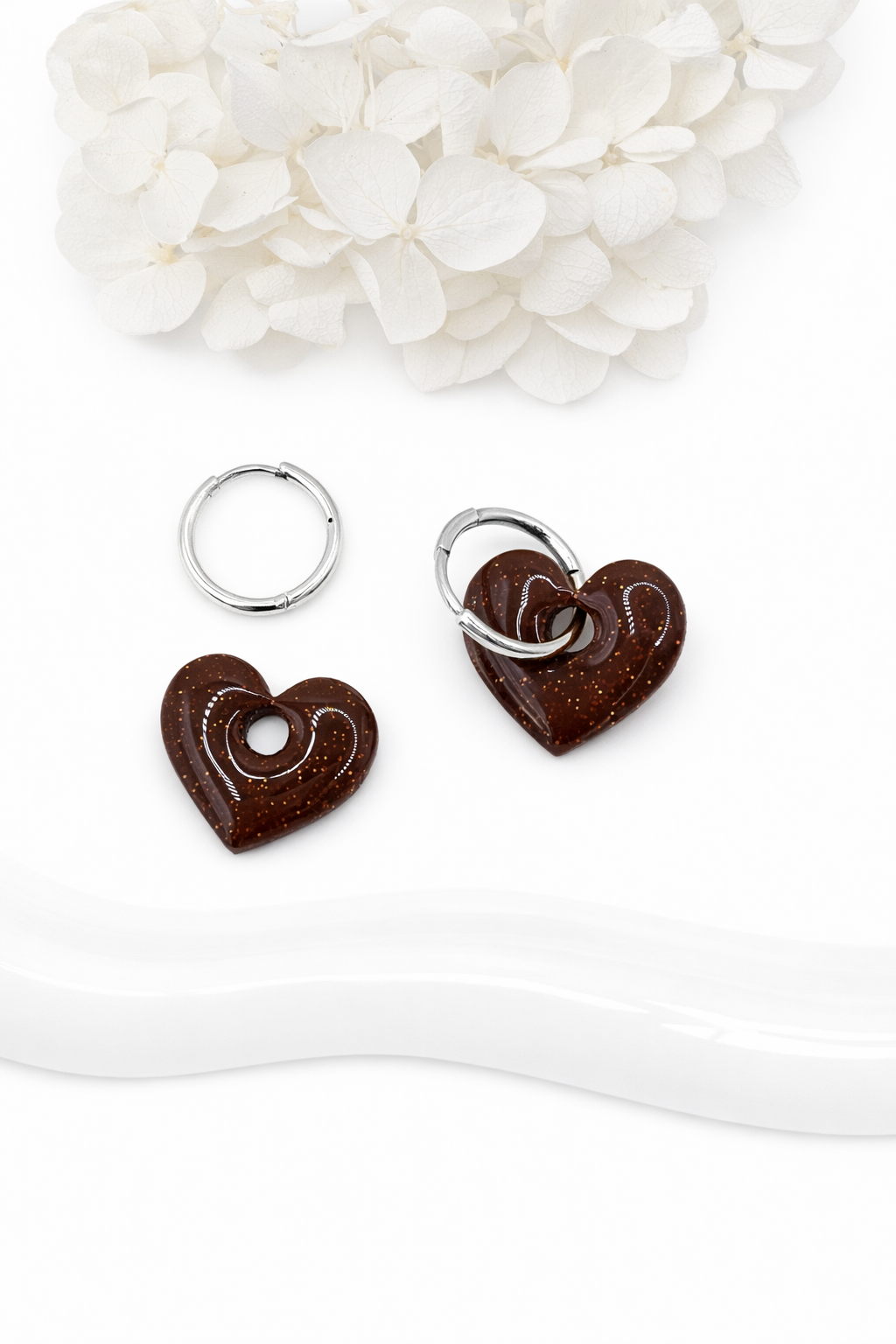 Boucles d’oreilles interchangeables petits cœurs marron pailletés – (vendues sans créoles)