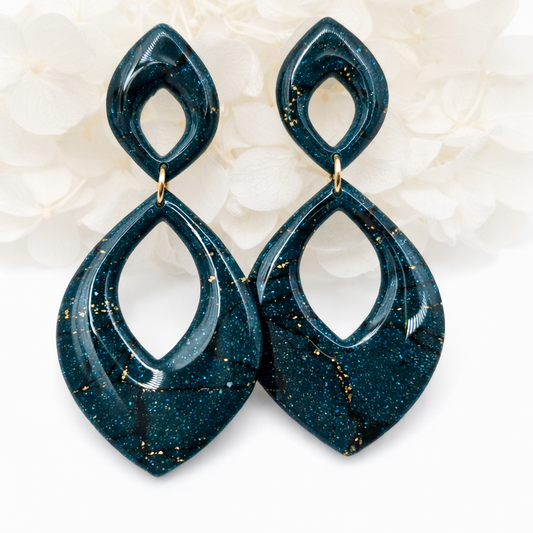 Boucles d’oreilles dorées ARÈS vert sapin – bijou femme