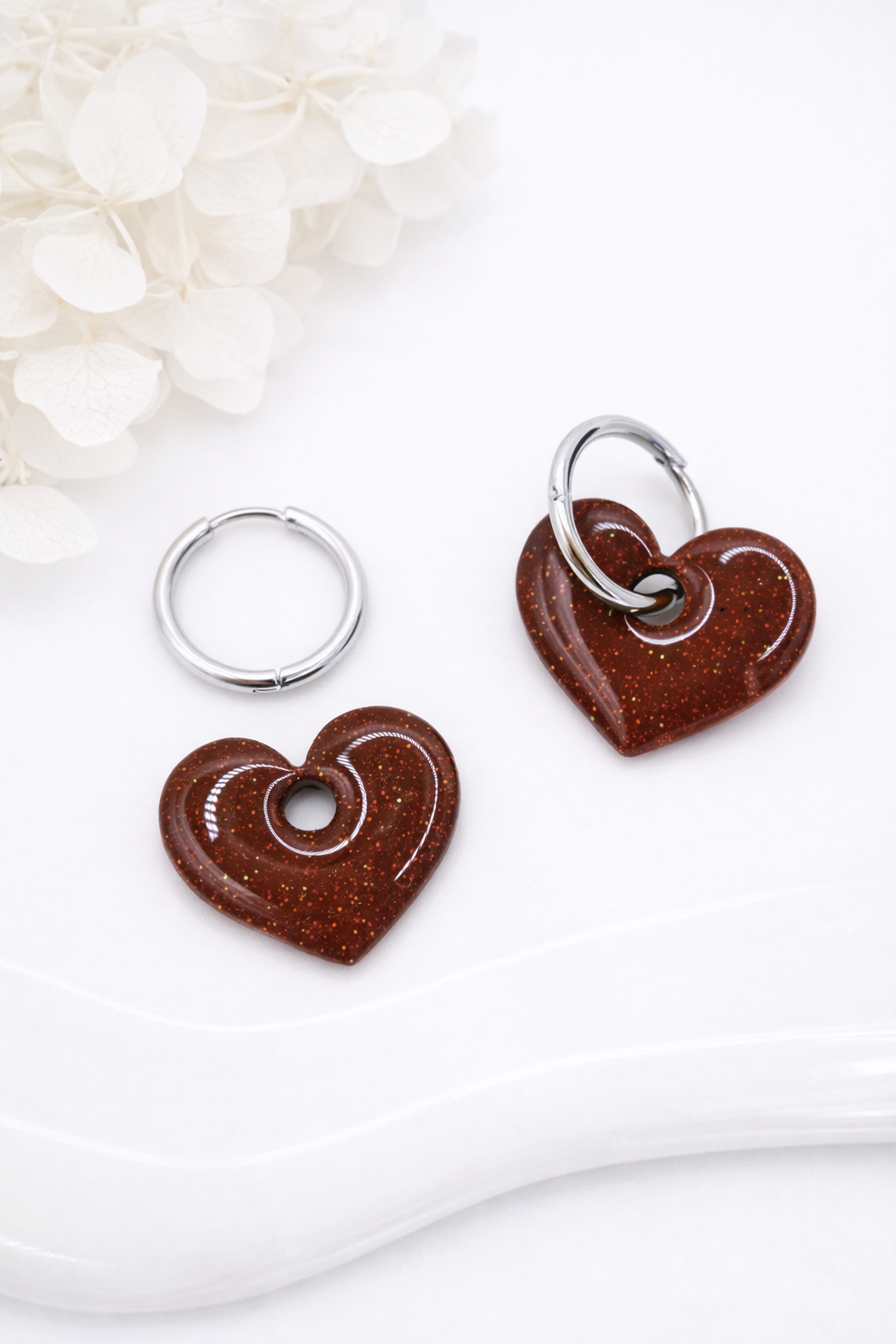 Boucles d’oreilles interchangeables cœurs marron pailletés (vendues sans créoles)