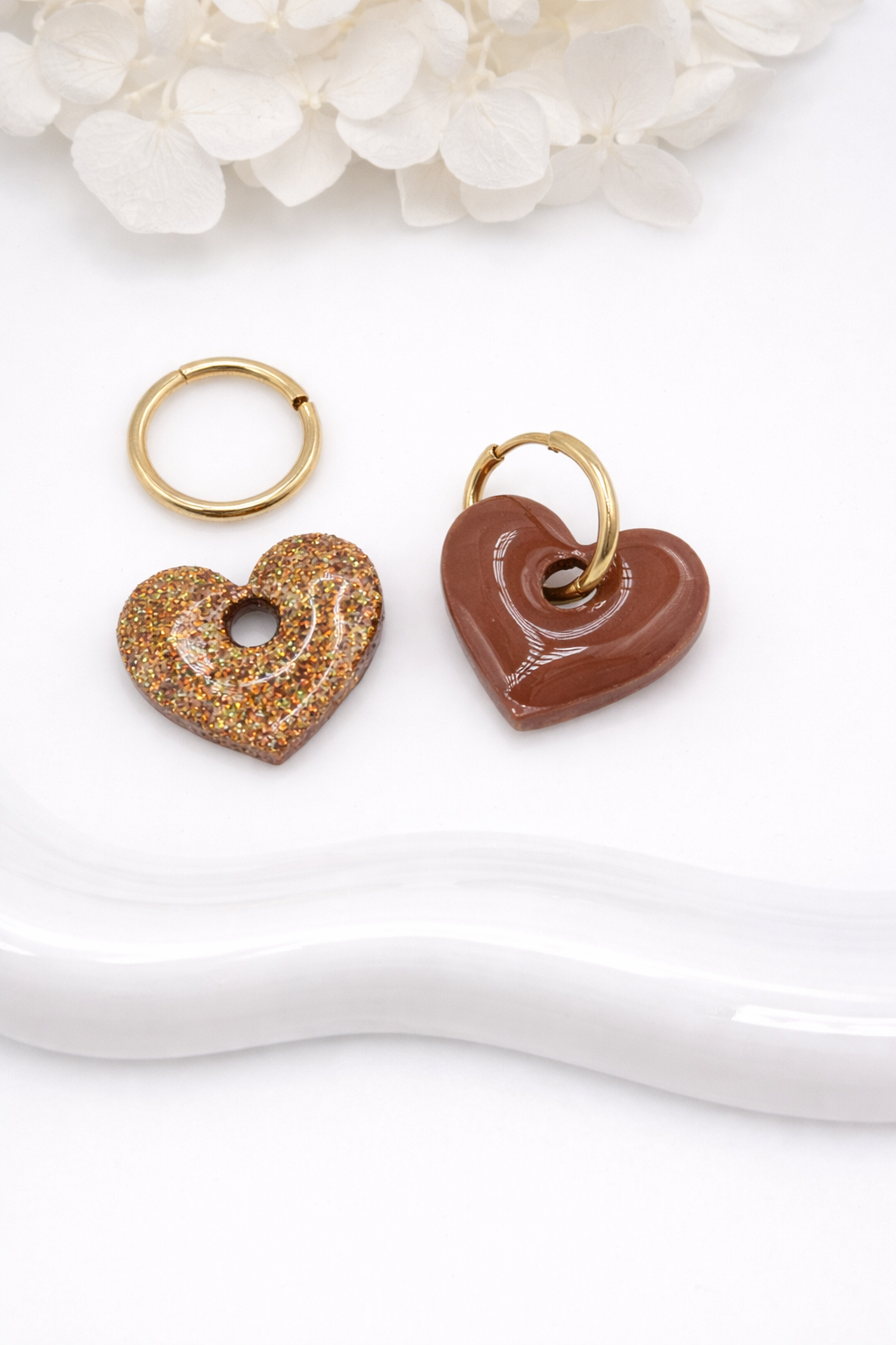 Boucles d’oreilles interchangeables petits cœurs bronze pailletés (vendues sans créoles)